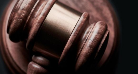 地產(chǎn)公司財(cái)務(wù)負(fù)責(zé)人，參與發(fā)票虛開被判刑