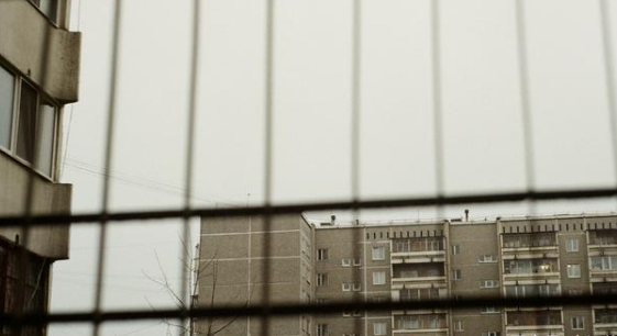 事業(yè)單位在改制重組時(shí)以房地產(chǎn)作價(jià)入股，是否征收土地增值稅？