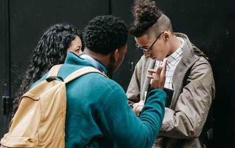 自然人股權(quán)轉(zhuǎn)讓個(gè)人所得稅由誰承擔(dān)，幾方扯起來了